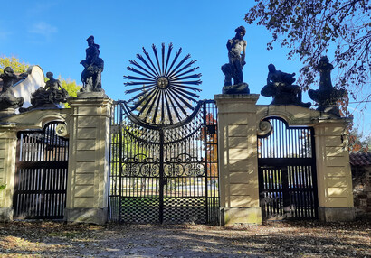Sluneční brána - symbol zámeckého parku